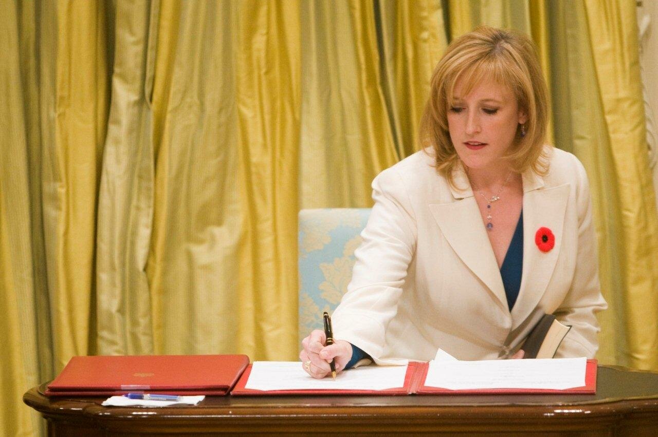 Lisa signs the Cabinet oath